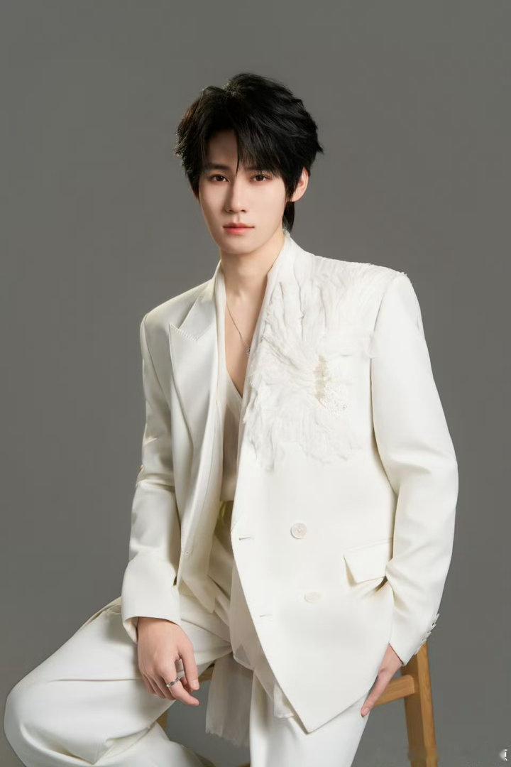 张真源白色深V张真源的深V很曼妙吧 春日心动放映季