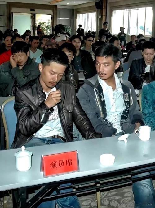 20年前的一张照片，第一排段奕宏、邢佳栋！

第二排张国强、张译、李晨！

20