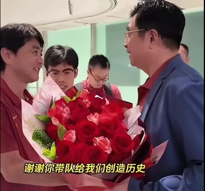 U17载誉归来，宋凯亲自接机，鲜花送给了承受极大压力的浮嶋敏U17国少队这次载誉