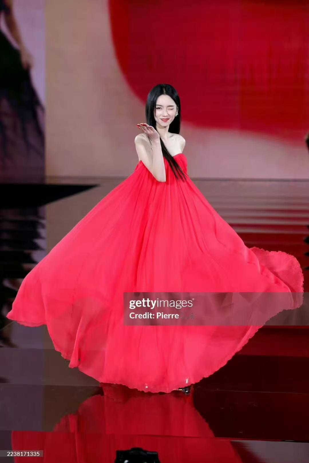 周也红裙走秀造型 ​​​肆意生长的红玫瑰～周也美的好热烈张扬！太好看了！ ​​​