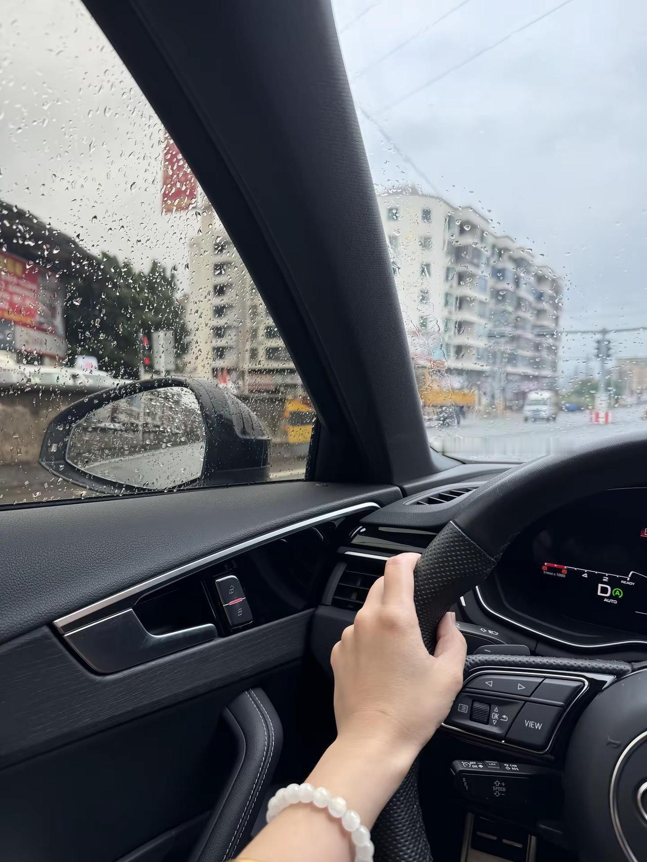 女生会开车的意义此刻具像化，雨再大也不用等人来接，听着喜欢的歌，手握方向盘。