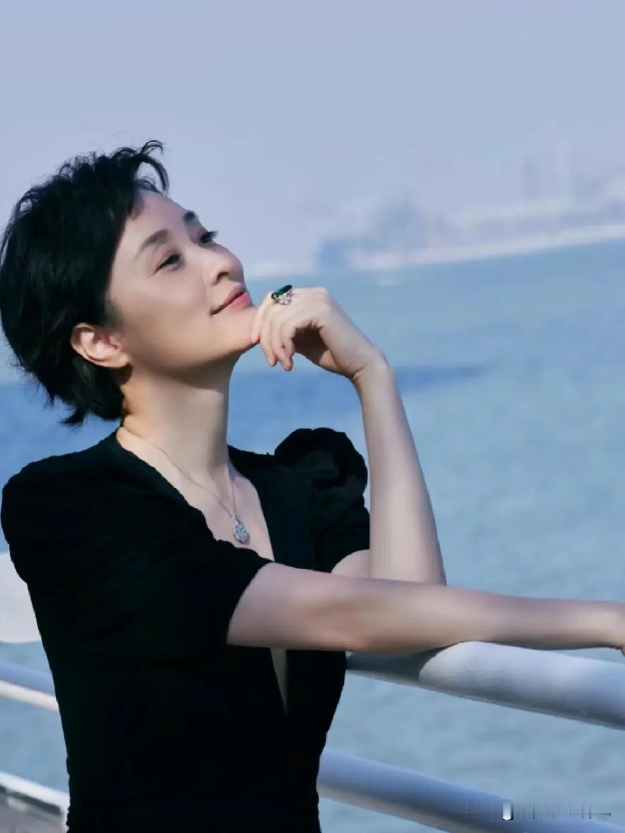 儿子和侄女与我的关系都十分亲密，但凡有事，他们都乐意来问问我的想法。然而，老公却