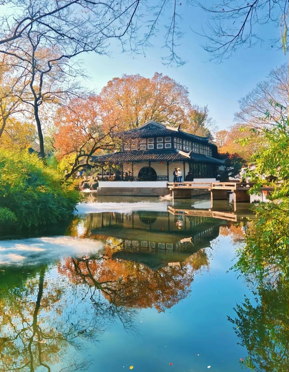 秋日古风园林，静谧悠然，人间仙境。季节的美景 秋色美景。 如此醉人的秋色 公园秋