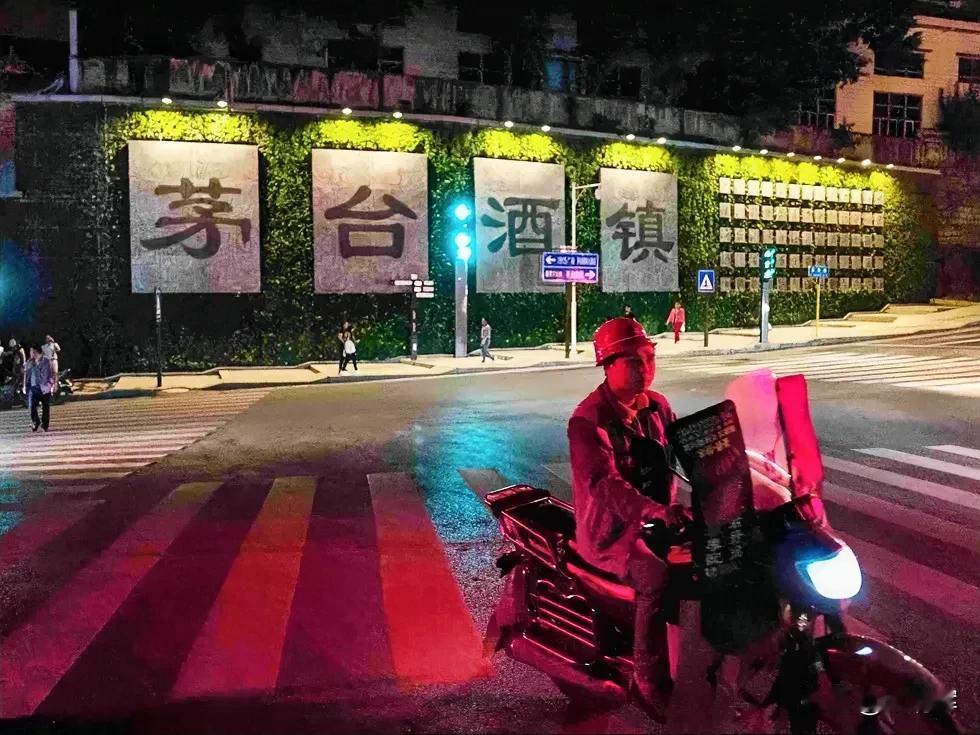 茅台镇70%酒企停产？据悉，上周末，封面新闻记者到遵义产区调研，沿途所见，昔日高