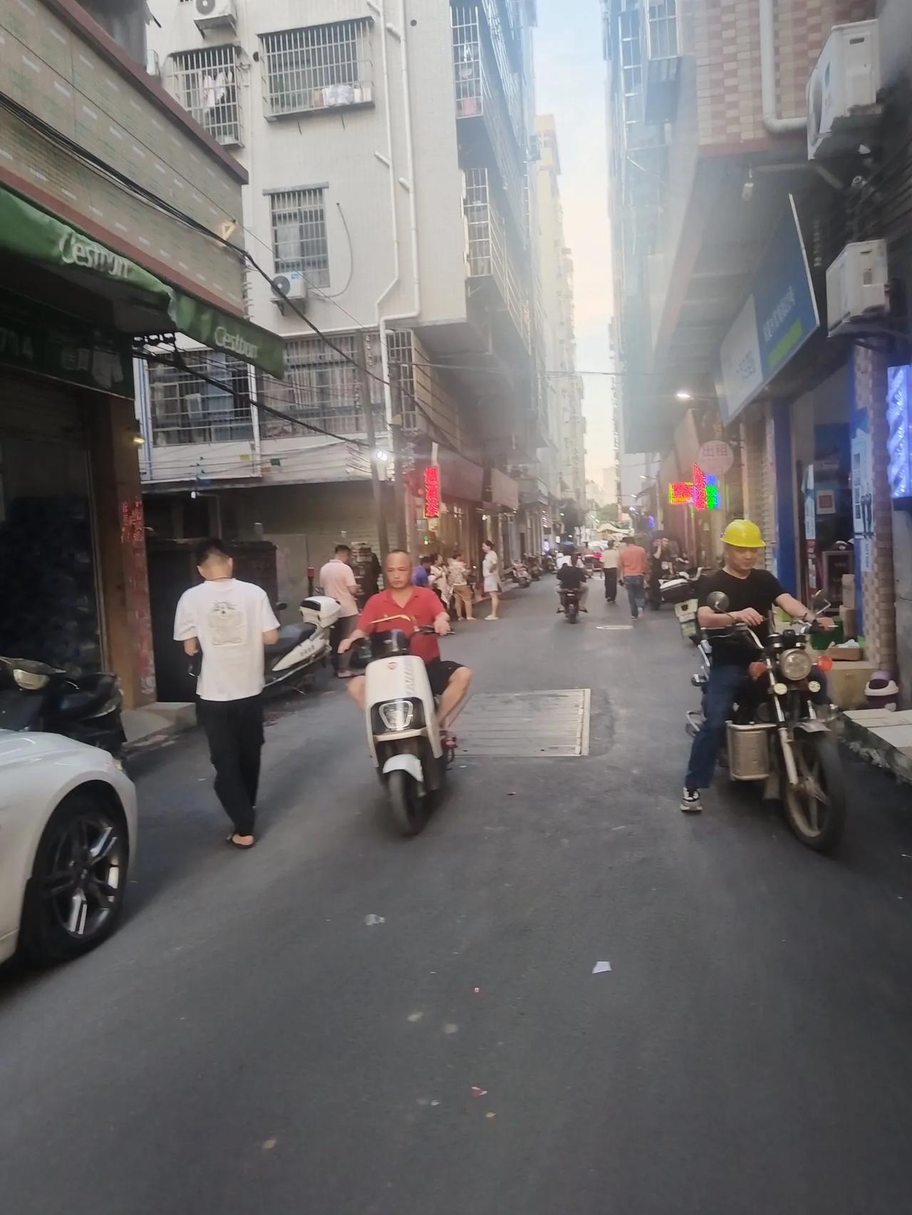 广州发生地震了
今天下午6点45分左右白云区发生地震，震撼很明显，房子摇晃，窗户