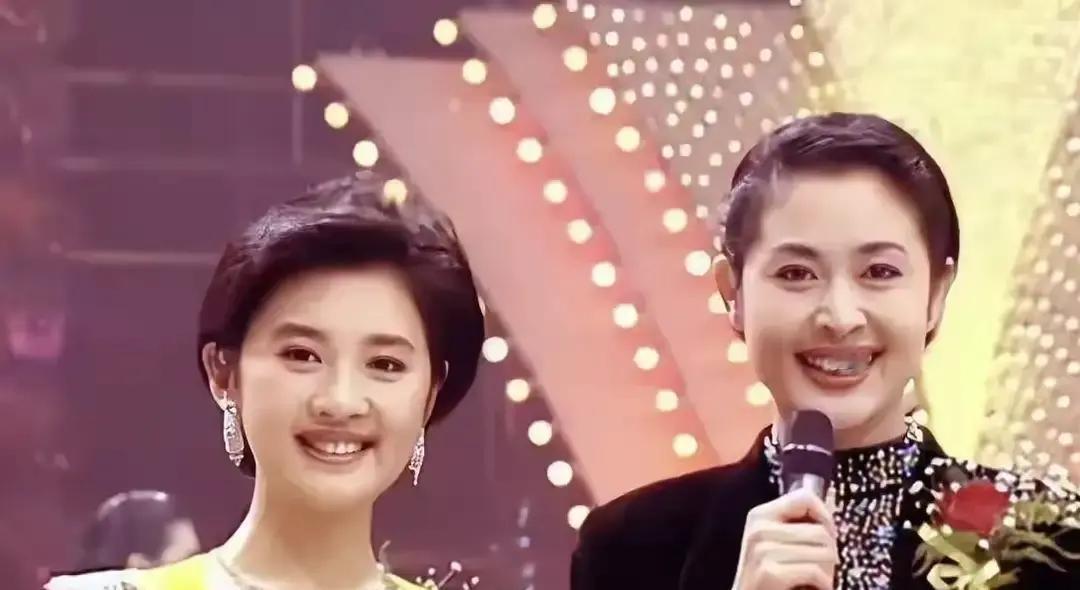 90年代合影曝光，谁才是央视颜霸？
 
那张1993年彩排后台的黑白合影里，许戈