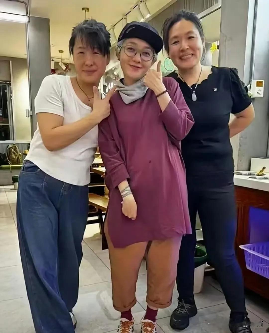 中间这位可能大家都不认识了吧？她是范晓萱，那个在张菲节目里面说话可爱的女生，一转