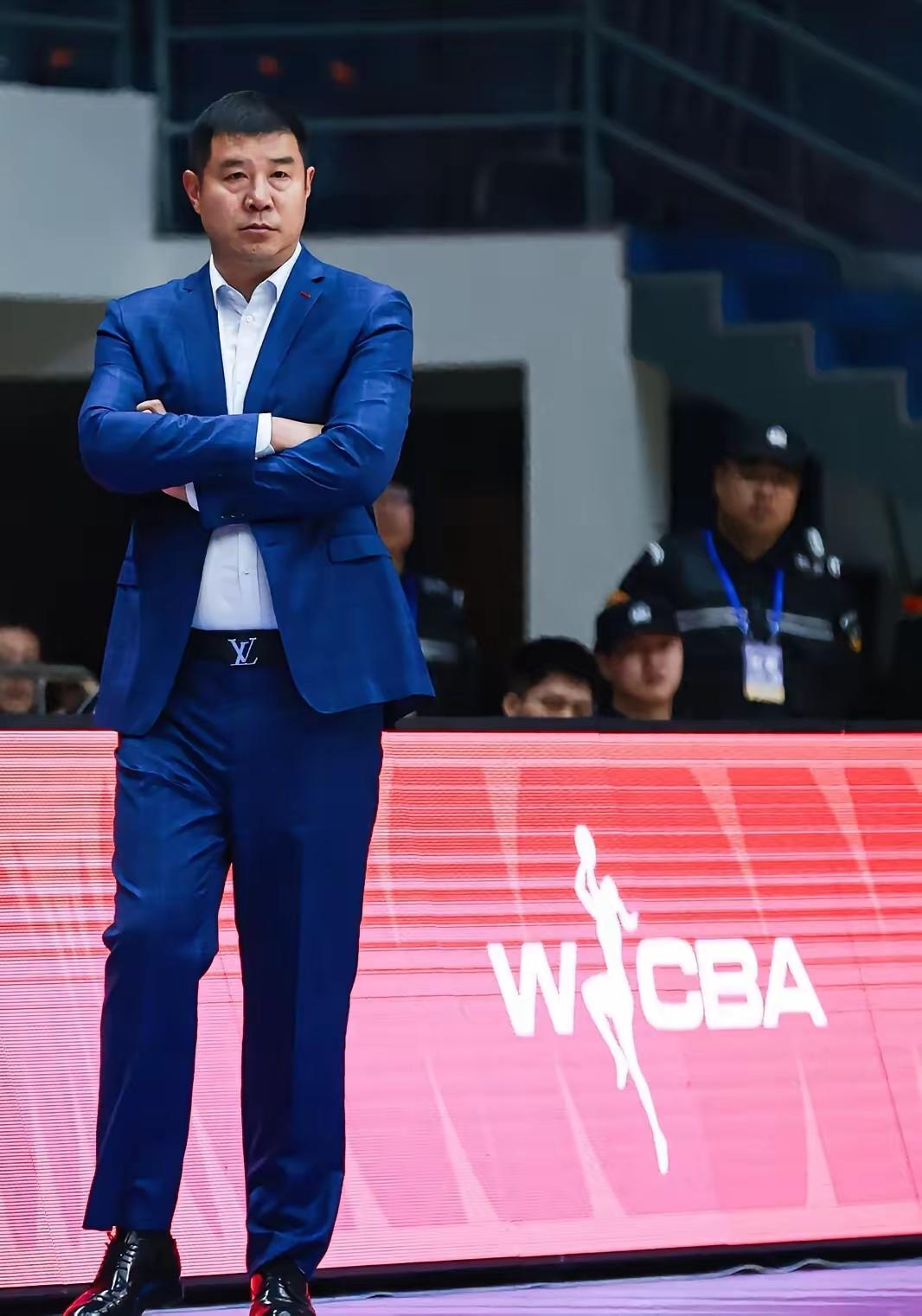 山东女篮主教练候冰被评为WCBA最佳教练，一个常规赛排名第5的球队教练凭什么为最