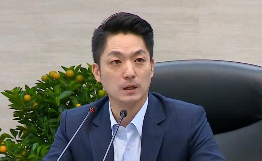 蒋万安反问民进党！6月6日，上海动物园的一对小熊猫平安抵达台北市立动物园。台北市