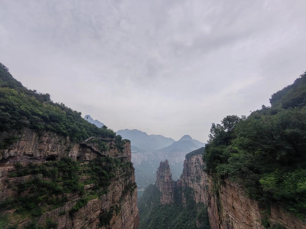 南太行山麓，宝泉景区，北方丹霞地貌特征，景色宜人，适合度假，过休闲舒适的夏季，比