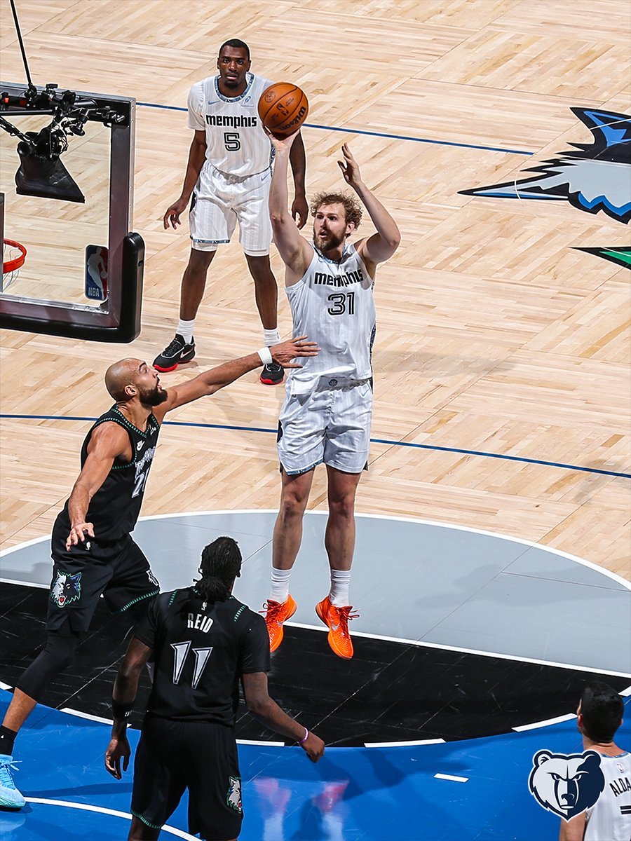 森林狼被兰代尔射穿了…第四节貌似进了三个三分……兰代尔全场20+10完爆兰德尔n