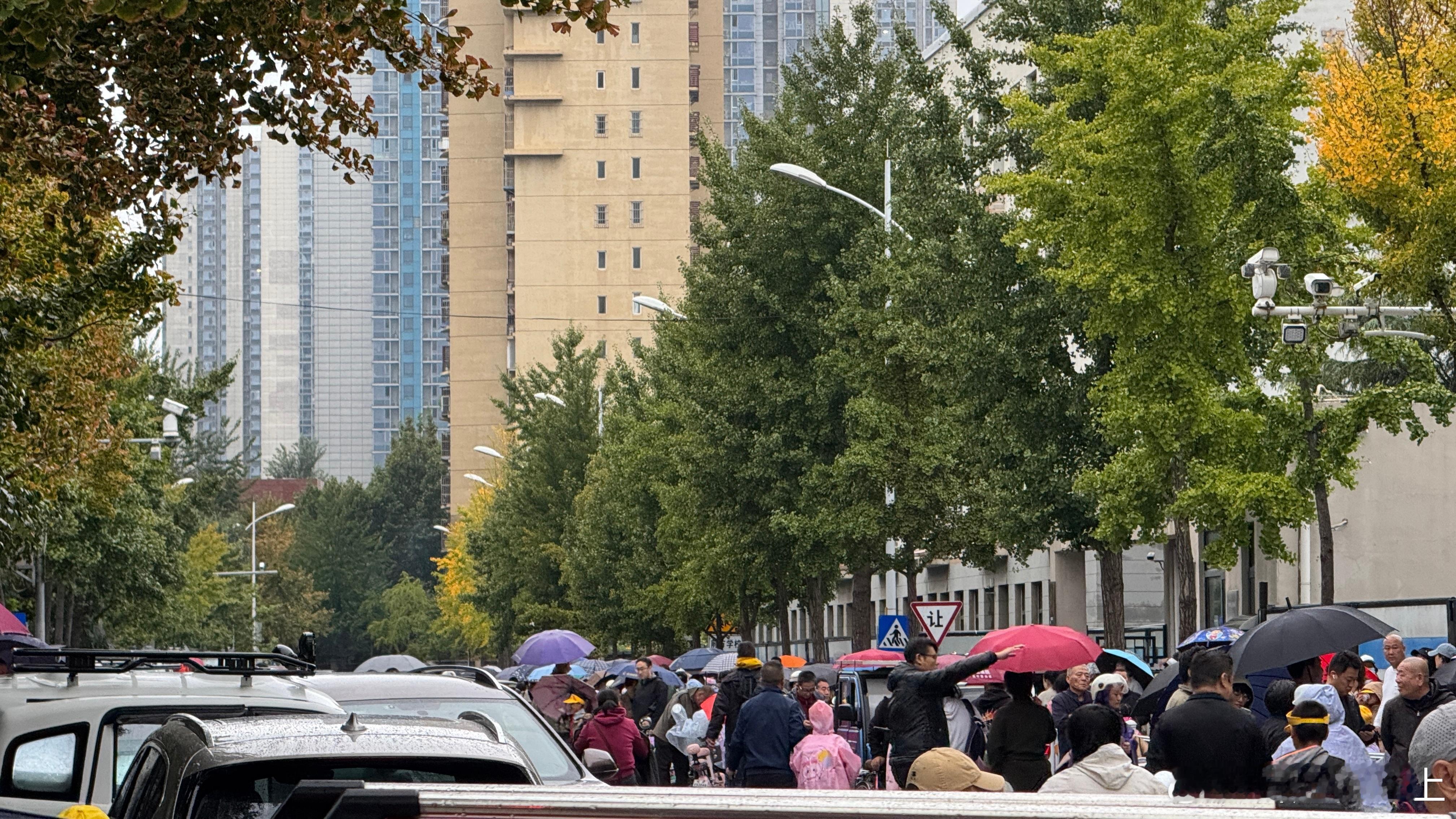长假后上班首日 叠加 下雨再叠加小学校门口接送就这路段 绝了[允悲][允悲][允