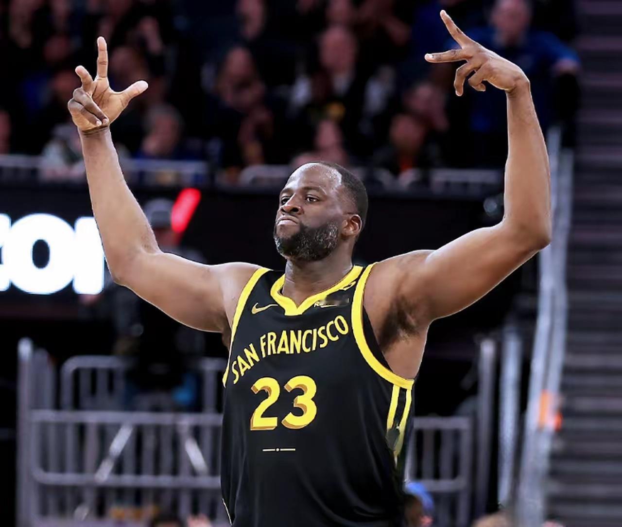 揍他！真把自己当库里接班人了啊！昨日面对马刺的比赛，格林在比赛期间怒训了波杰姆斯