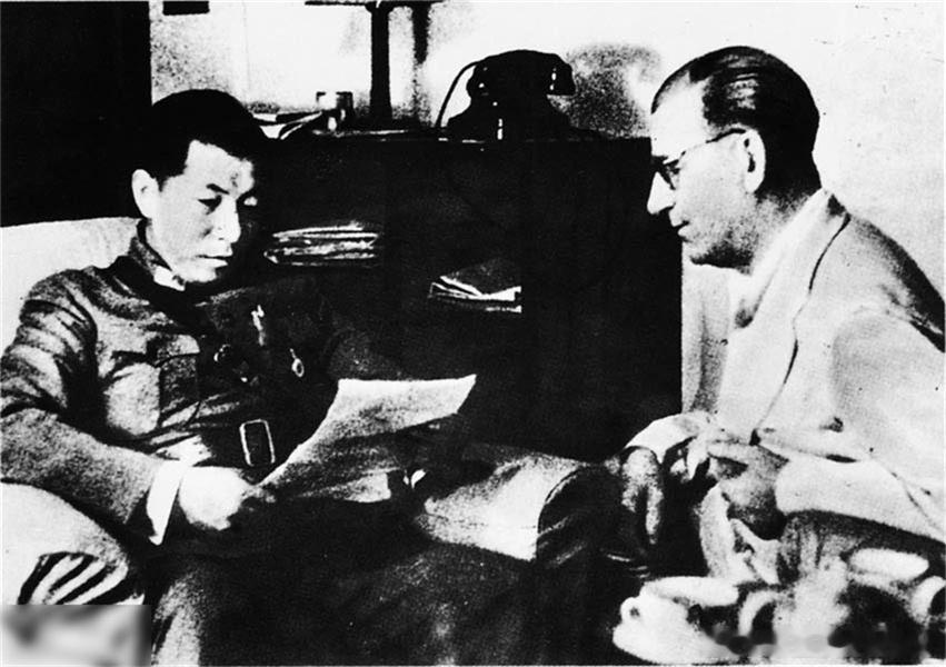 1936年12月，西安事变后第三天，张学良阅读蒋介石的顾问端纳带来的宋美龄的信。