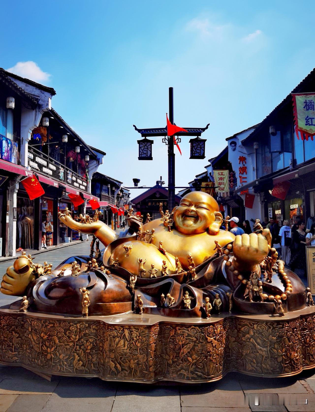 边走边拍，杭州西湖历史文化街区河坊街“江南铜屋〞，铜屋除立面墙和地面外，门、窗、