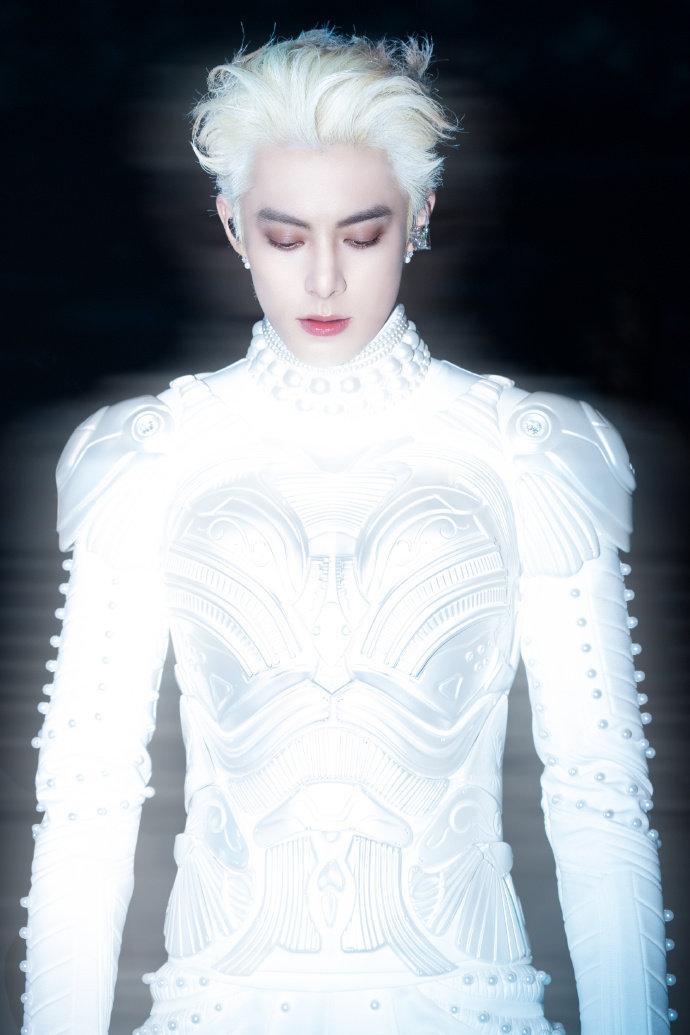 ｜王鹤棣演唱会彩排造型 

救命！这是什么从赛博世界杀出来的顶级战神 ​