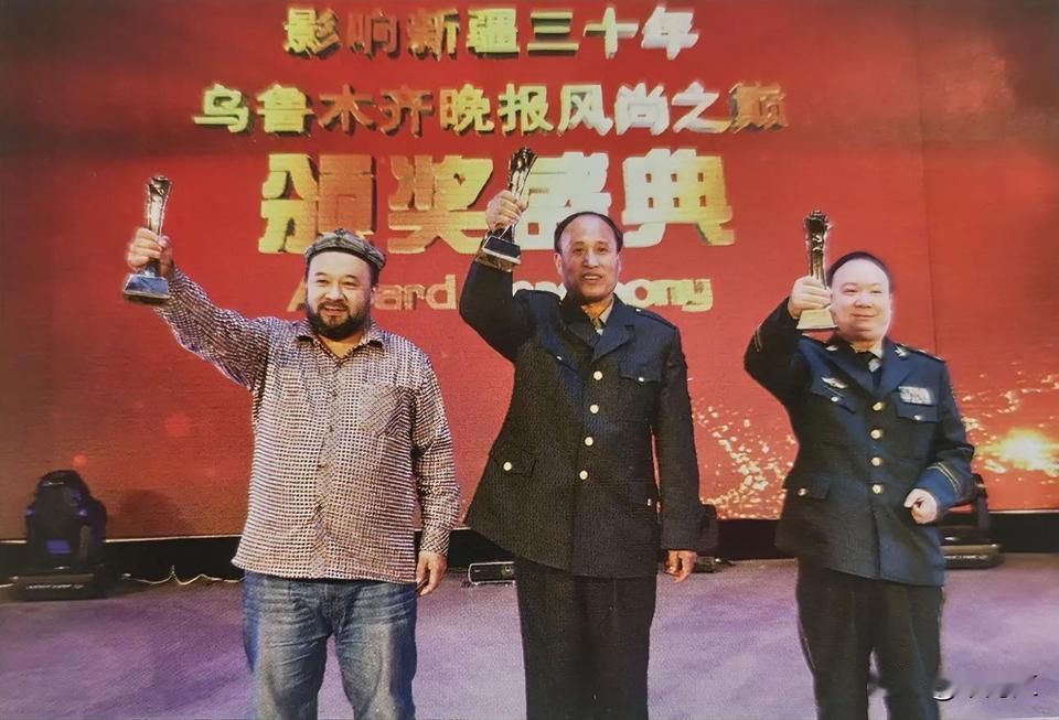 2014年3月18日，在影响新疆三十年乌鲁木齐晚报“风尚之巅”颁奖典礼上，卖烤羊