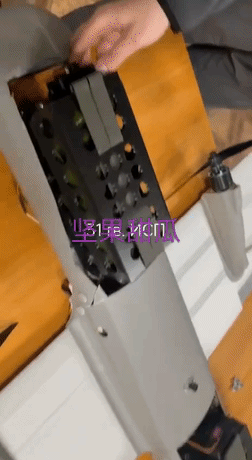 “闪电”无人机升级了，俄军发布视频，之前的木板机“闪电”太好用了，他们装上了投掷