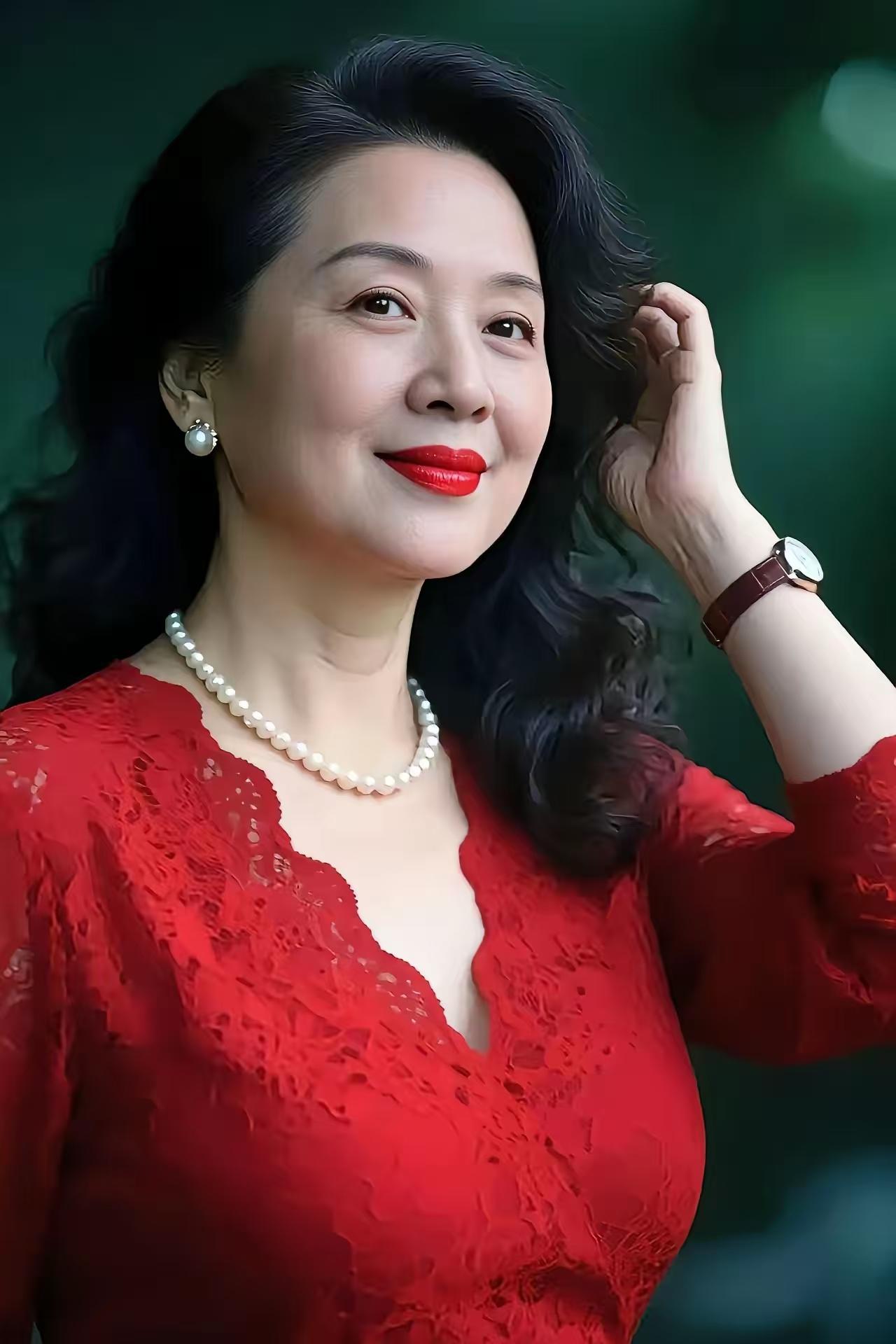 天净沙·半老情牵
徐娘半老德贤，
百年恩爱清欢。
雨骤风狂共挽。
岁长情满，
此