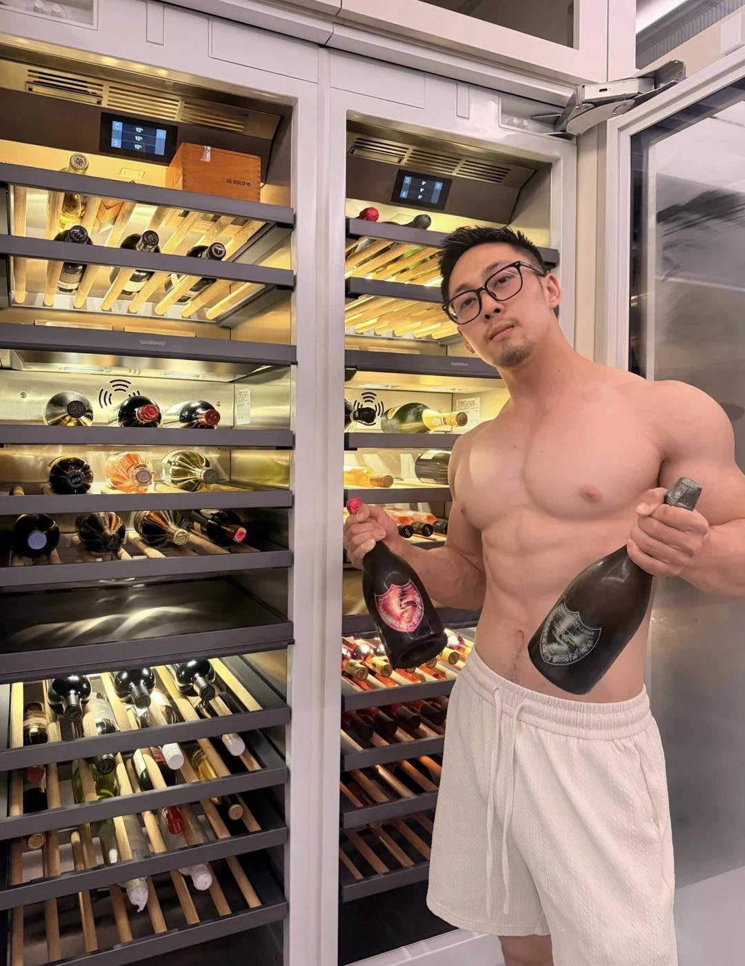 谢谢亲爱的香槟🍾
爱健身的小余同学 直男 腹肌 喝酒