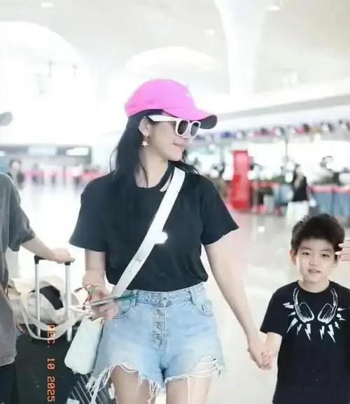 2025年12月25日，陈妍希带儿子小星星过完9岁生日后返京。她为儿子精心筹备海