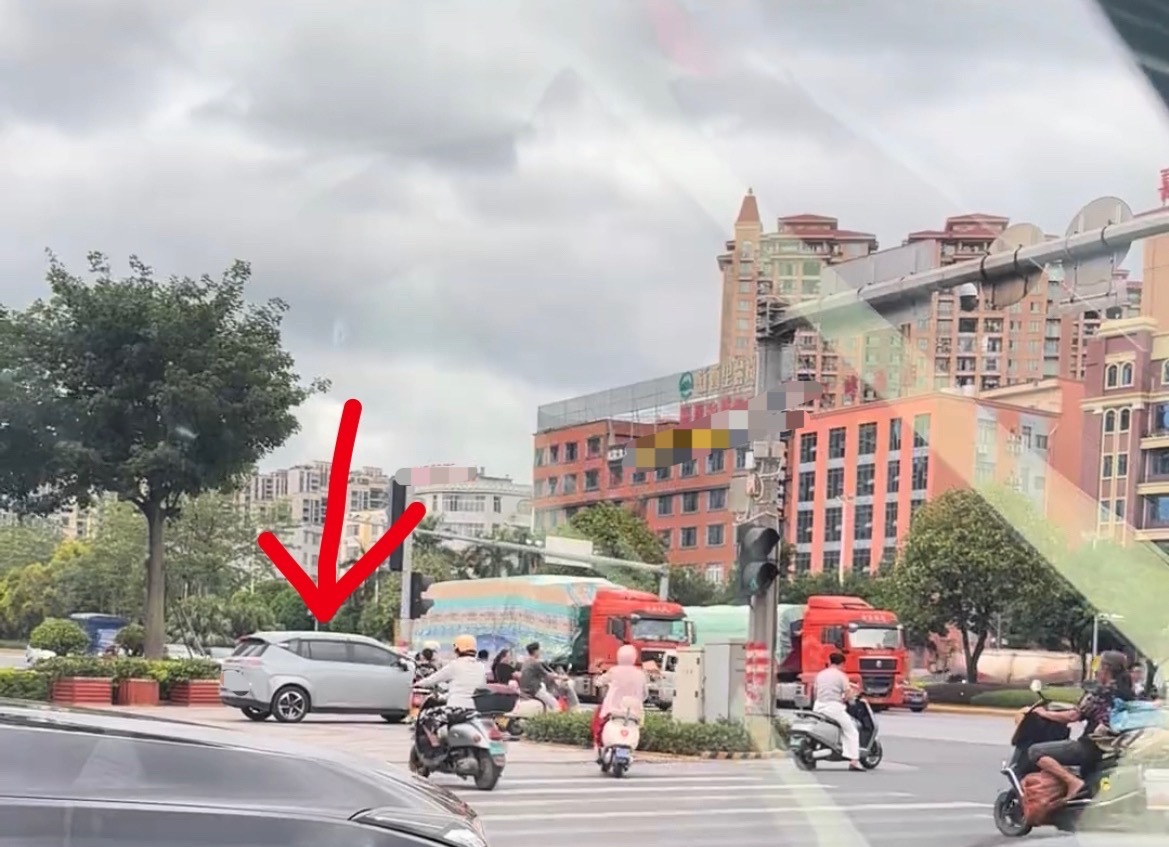 【玉林二环教育路口绿牌小车从安全岛过马路】近日，有网友看见玉林市二环路教育东路路