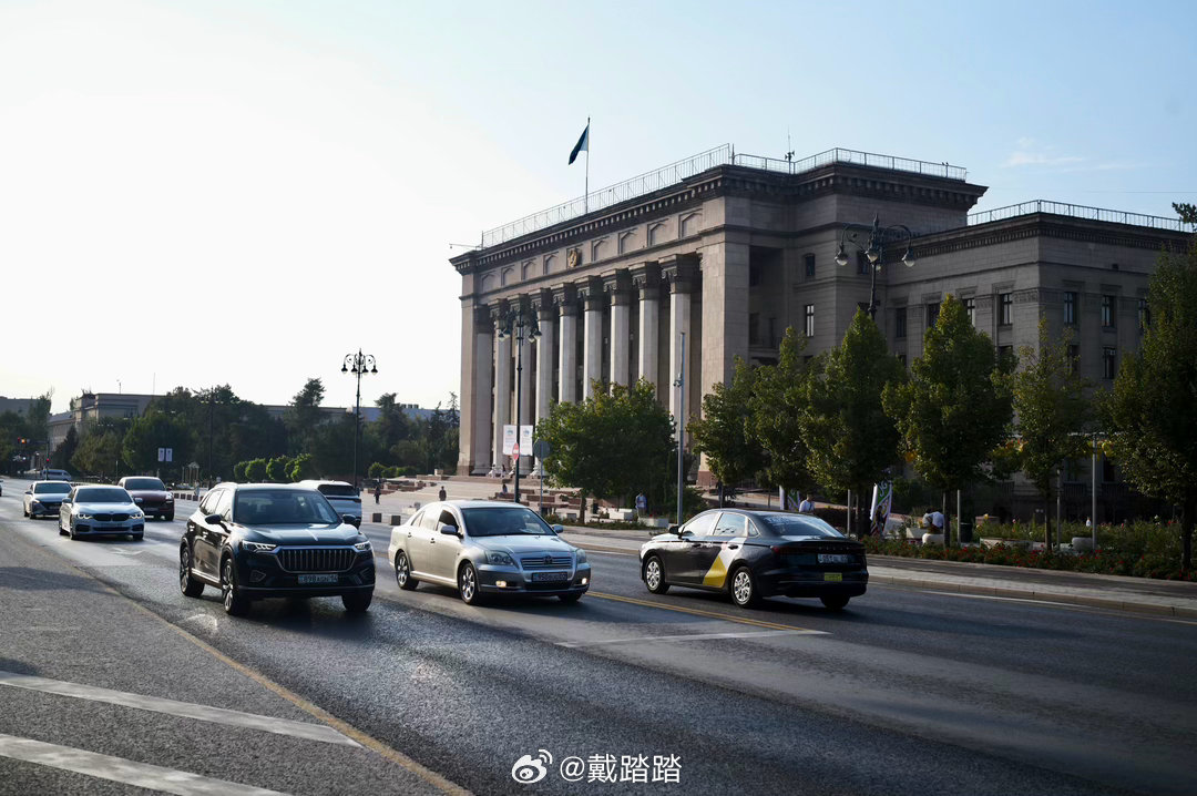 这个街区chill chill的，还有出名的野兽派建筑。不管夜晚的风多大多冷，下