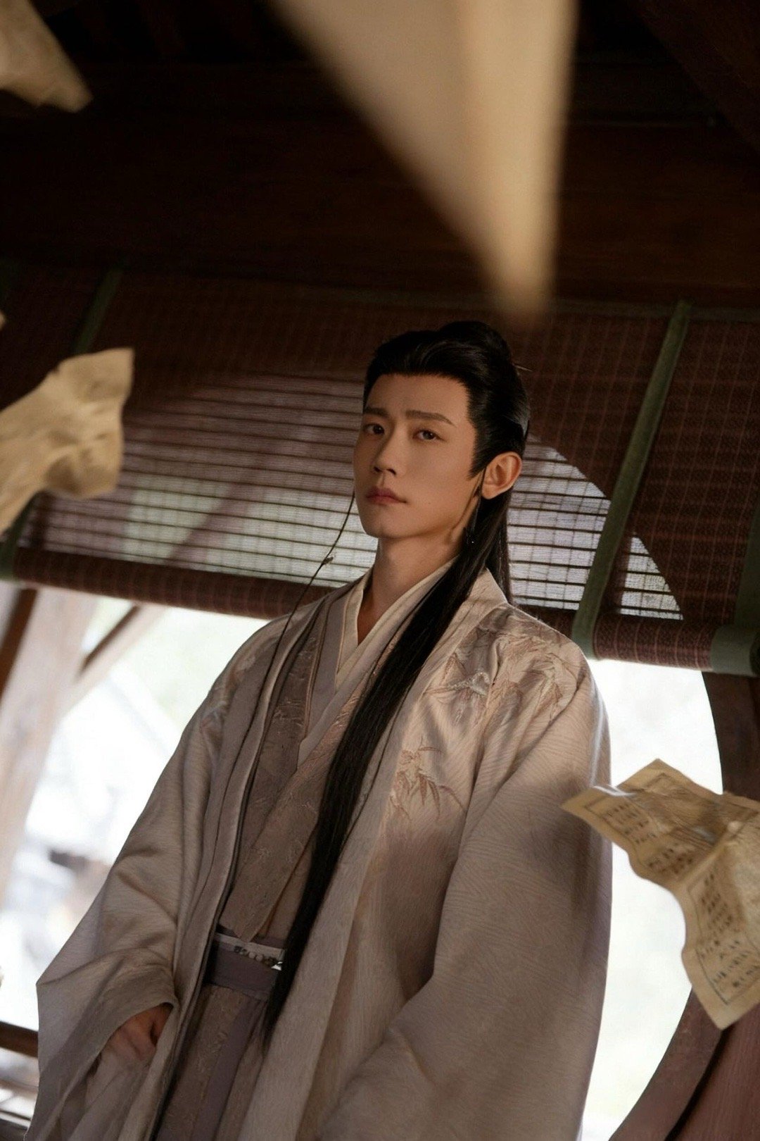 李卿被公孙鄞腌入味了 李卿确实是被公孙鄞腌透了。一身白色西装，笑意盈盈，温温柔柔