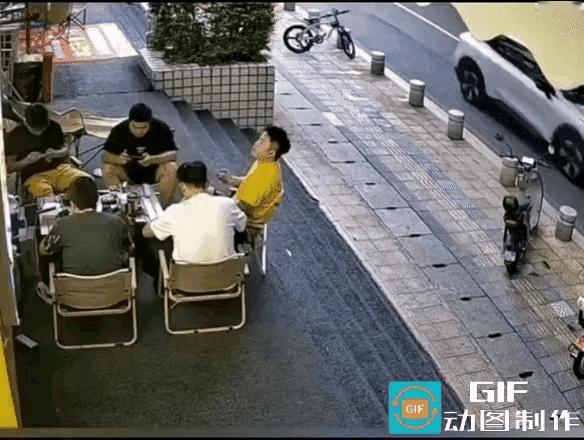 靠台阶坐着，又使劲往这小椅子后面靠，不出事才怪呢，小伙的腰被台阶的棱角磕伤了，看