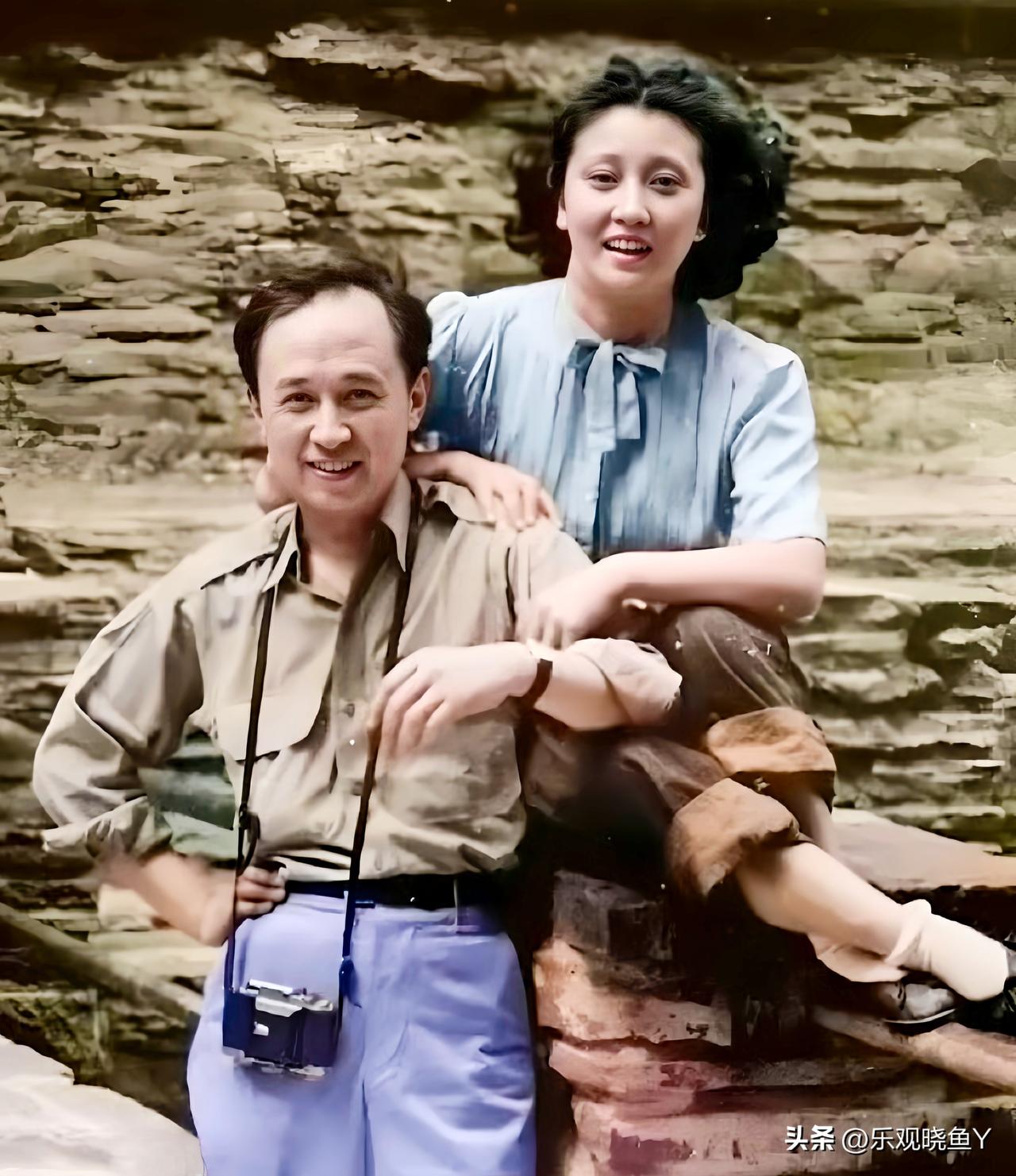 一九四九年，在美国伊萨卡岛一个峡谷前的钱学森先生和他的夫人蒋英。这可不是演戏，而