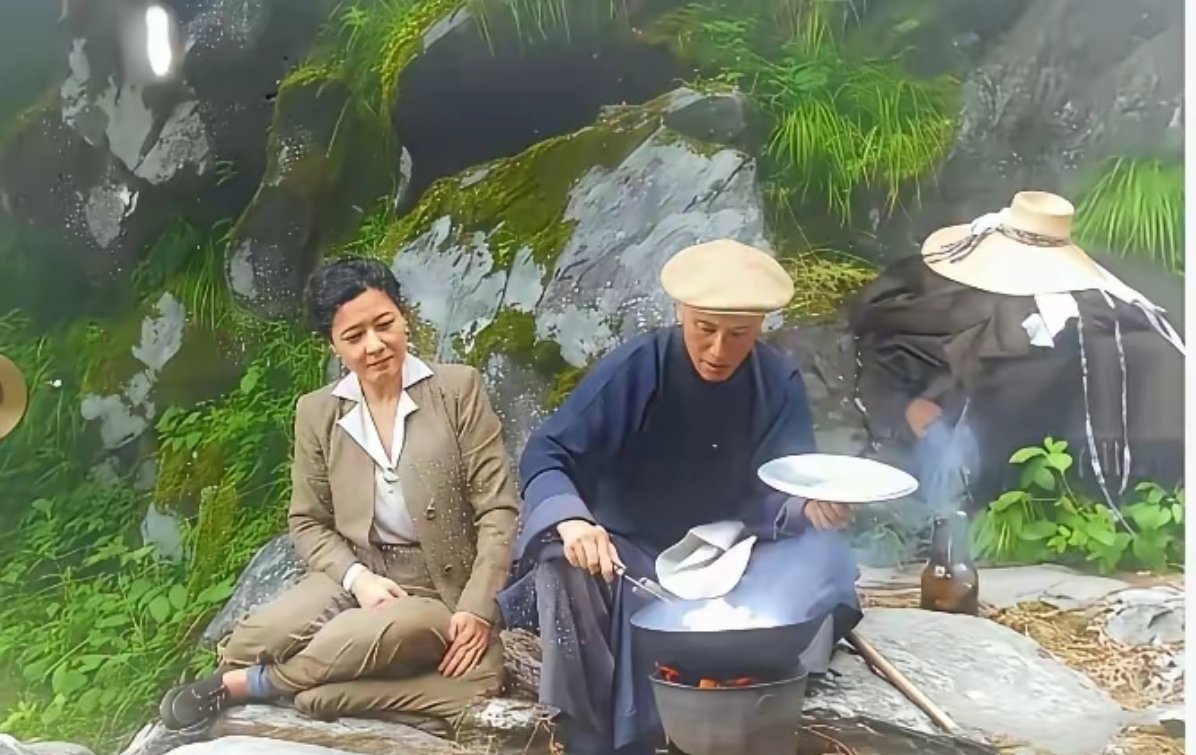 1946年秋天蒋介石和宋美龄在庐山山间野炊。历史