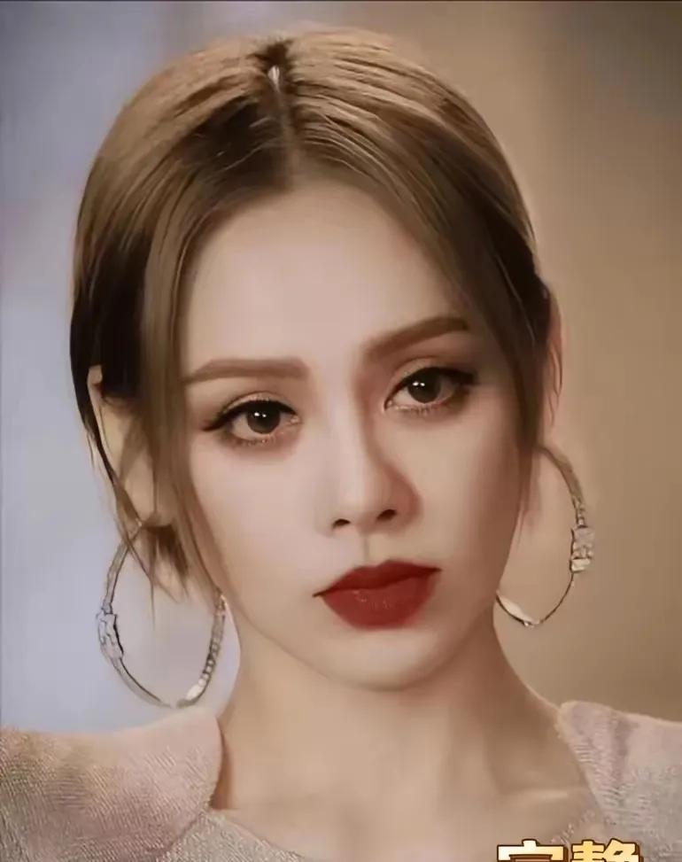 她给张国荣演过女朋友，两人在沙发上的感情戏让人至今难忘！她被誉为最有味道的女演员