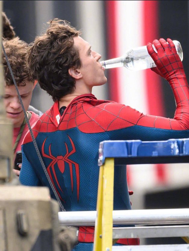 《蜘蛛侠:崭新之日》穿上“新蜘蛛侠制服”的荷兰弟tomholland 终于能正常