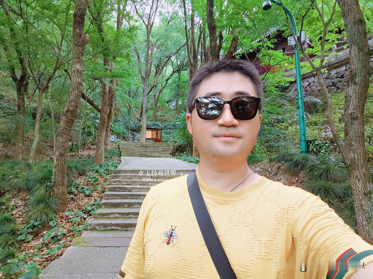 我这一次专程来宁波保国寺，本来一心奔着大名鼎鼎的无梁大殿，没想到反倒被人文画砖屏