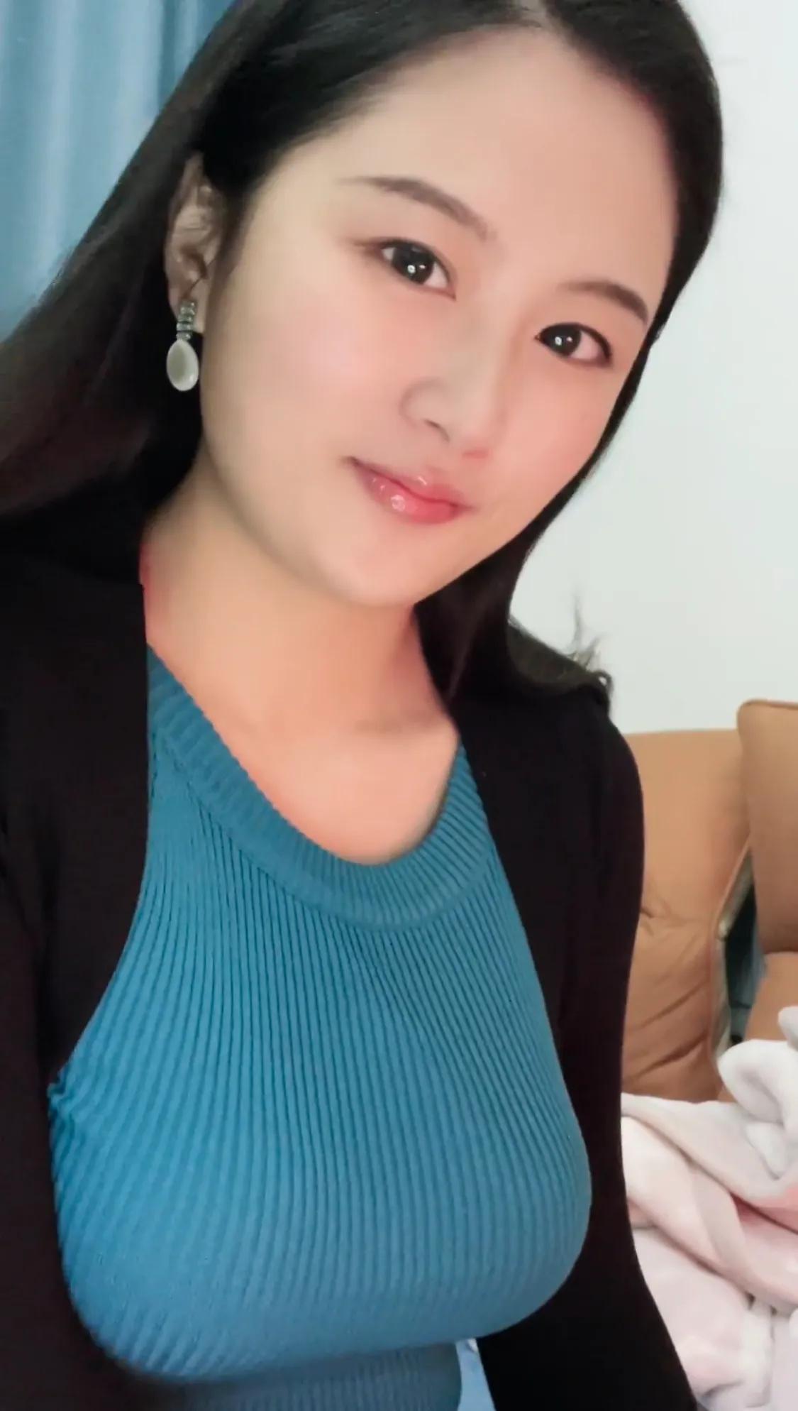 喜欢是怦然心动，是心血来潮。
喜欢是在茫茫人海里，只被你一人吸引。
爱是在万千世