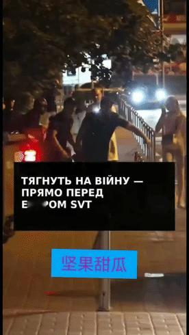 瑞典记者惊呆了，他在在基辅市中心拍摄报道时，突然发现前面一阵嘈杂呐喊，几个征兵的