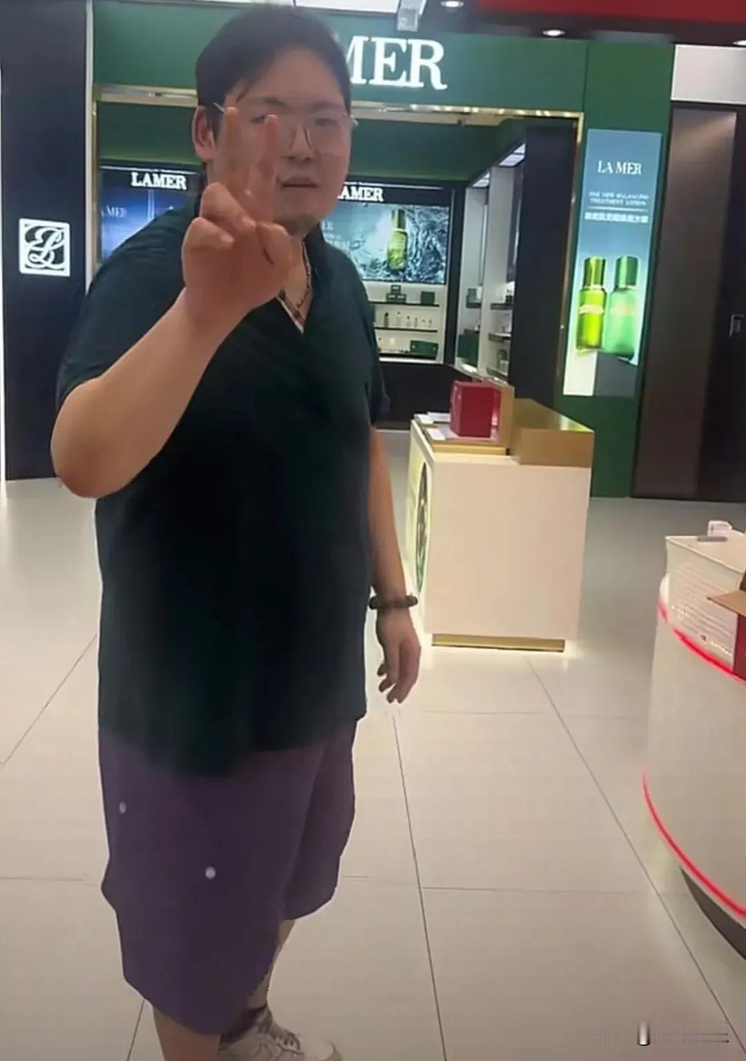 向佑，激动发文！

6月23日，向佐向佑冲上热搜！
起因是向佐直播间迎来了一位重
