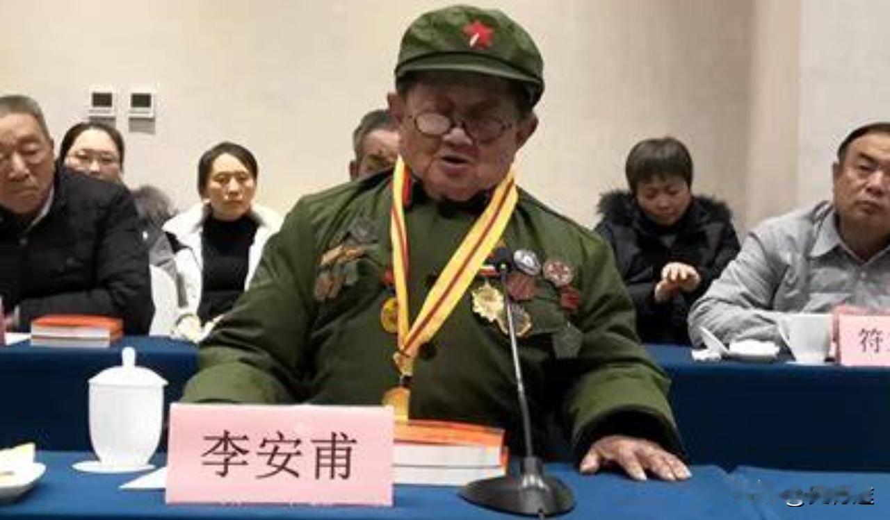 1940年，14岁的李安甫“偶遇”杀人狂川岛谷川，鞠躬问好，川岛放下戒备：“小孩