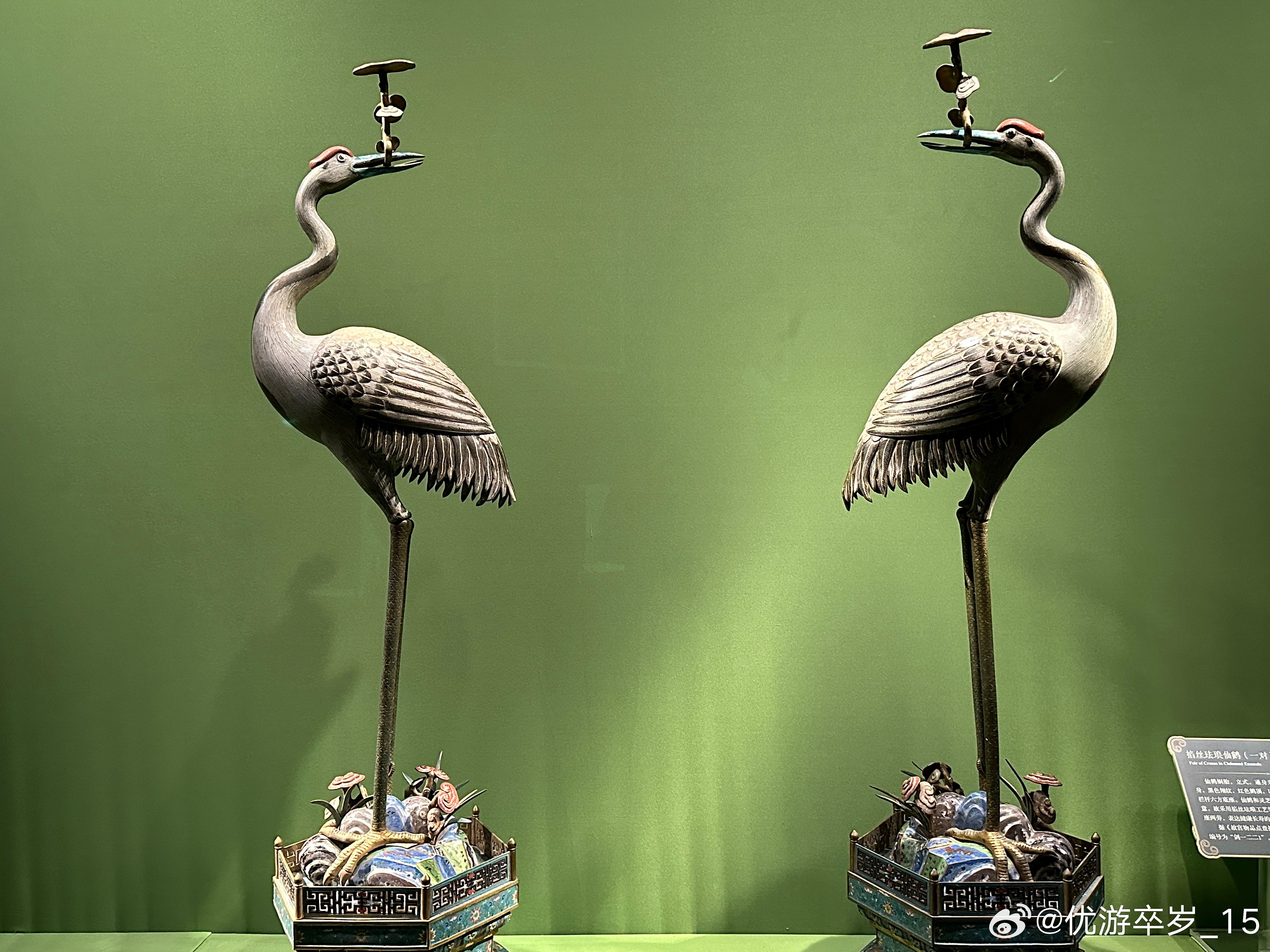 百年守护大展上的掐丝珐琅器掐丝珐琅，正名 “铜胎掐丝珐琅”，俗称 “景泰蓝”。它