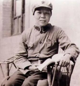 1950年，毛泽民的前妻钱希均，到北京看望毛主席，她轻声说：“泽民不在了，希望主