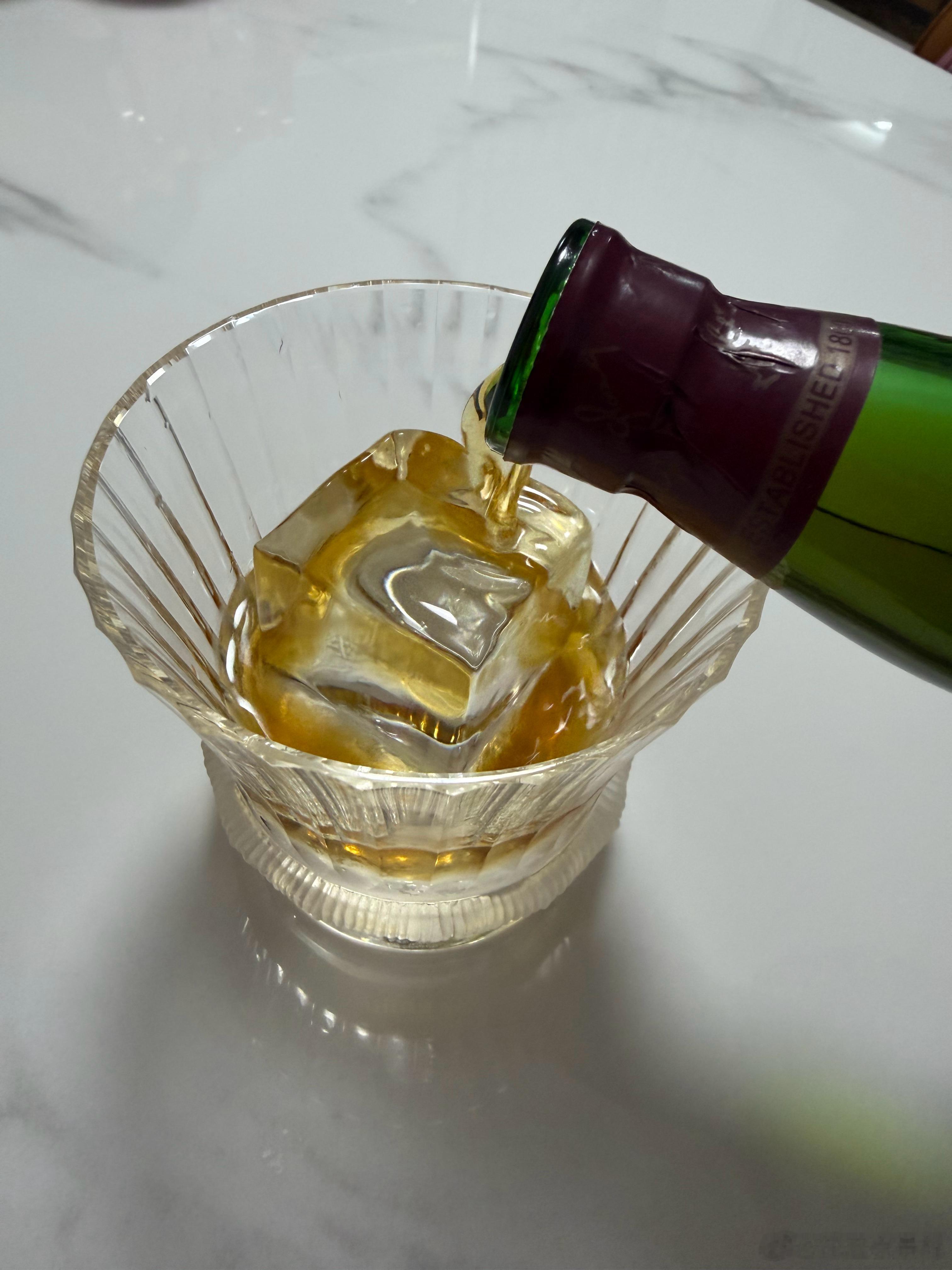 想喝酒，开了一瓶买了很久的酒，发觉酒和下酒菜颜色很搭🥃我的日常plog