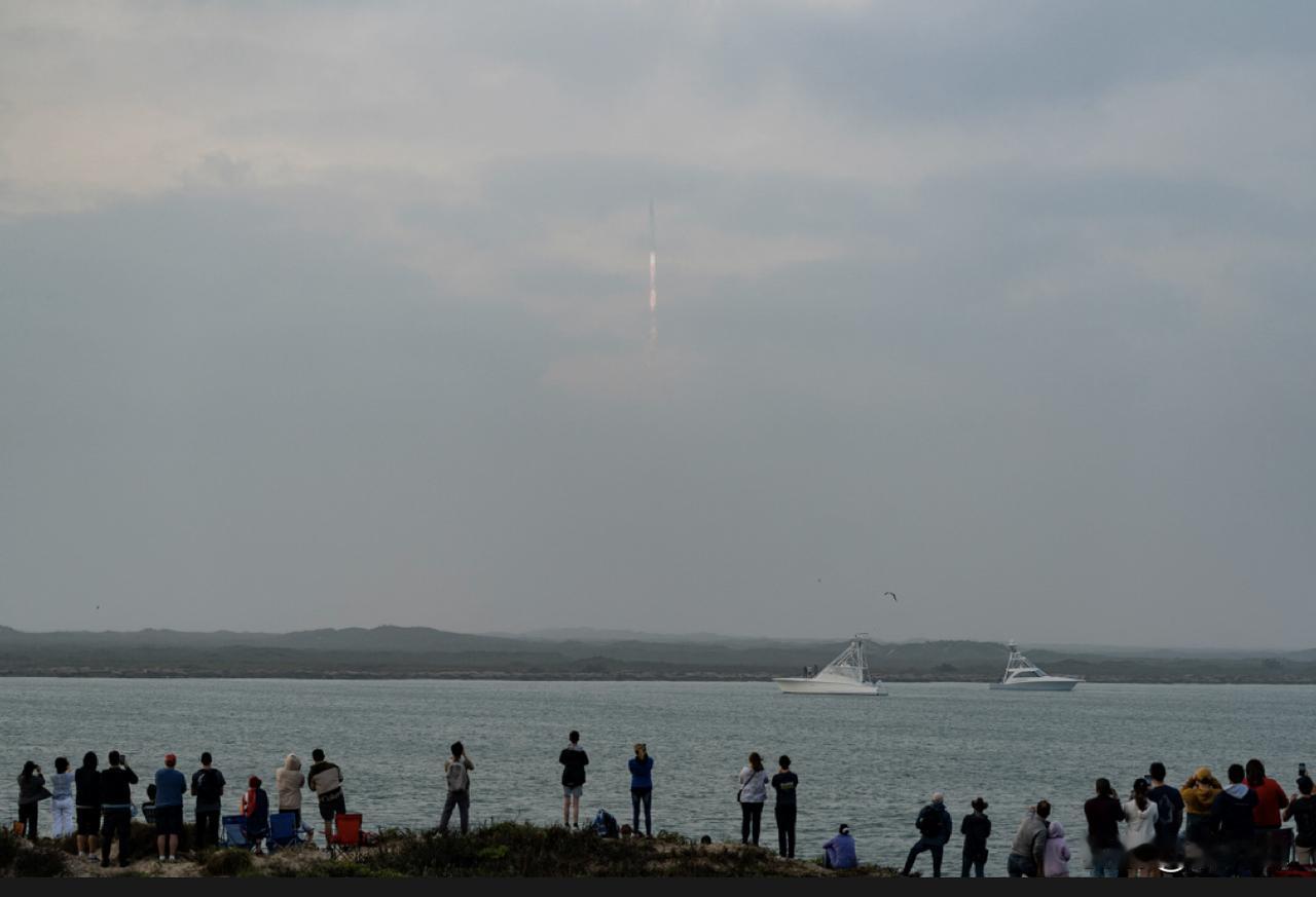 见证历史，马斯克的spacex又失败了，
星舰重新进入大气层，在剧烈的摩擦下丢失