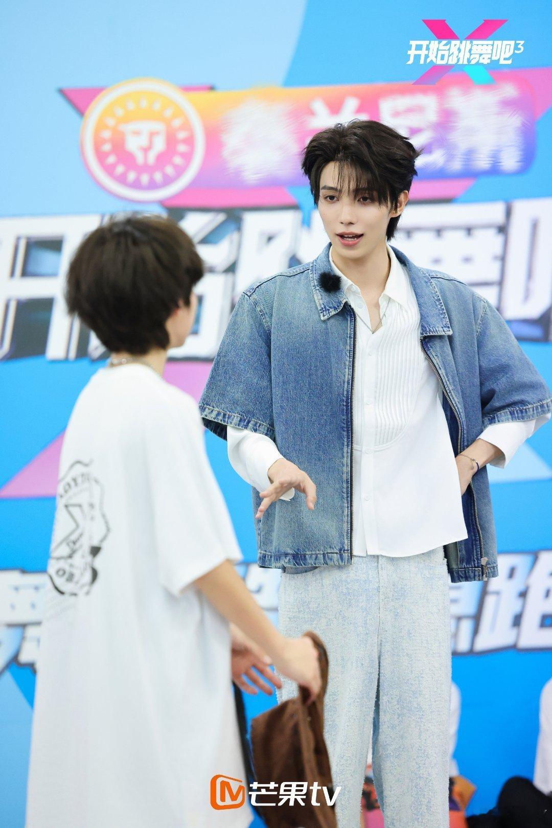 欧珀莱青春闪能大使罗一舟 💚中国国家话剧院演员罗一舟 晚安[月亮]一舟✨在吹落