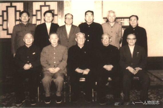 辽宁省部分领导合影。
前排左起:李荒、郭峰、黄火青、黄欧东、李涛。
后排左起:孙