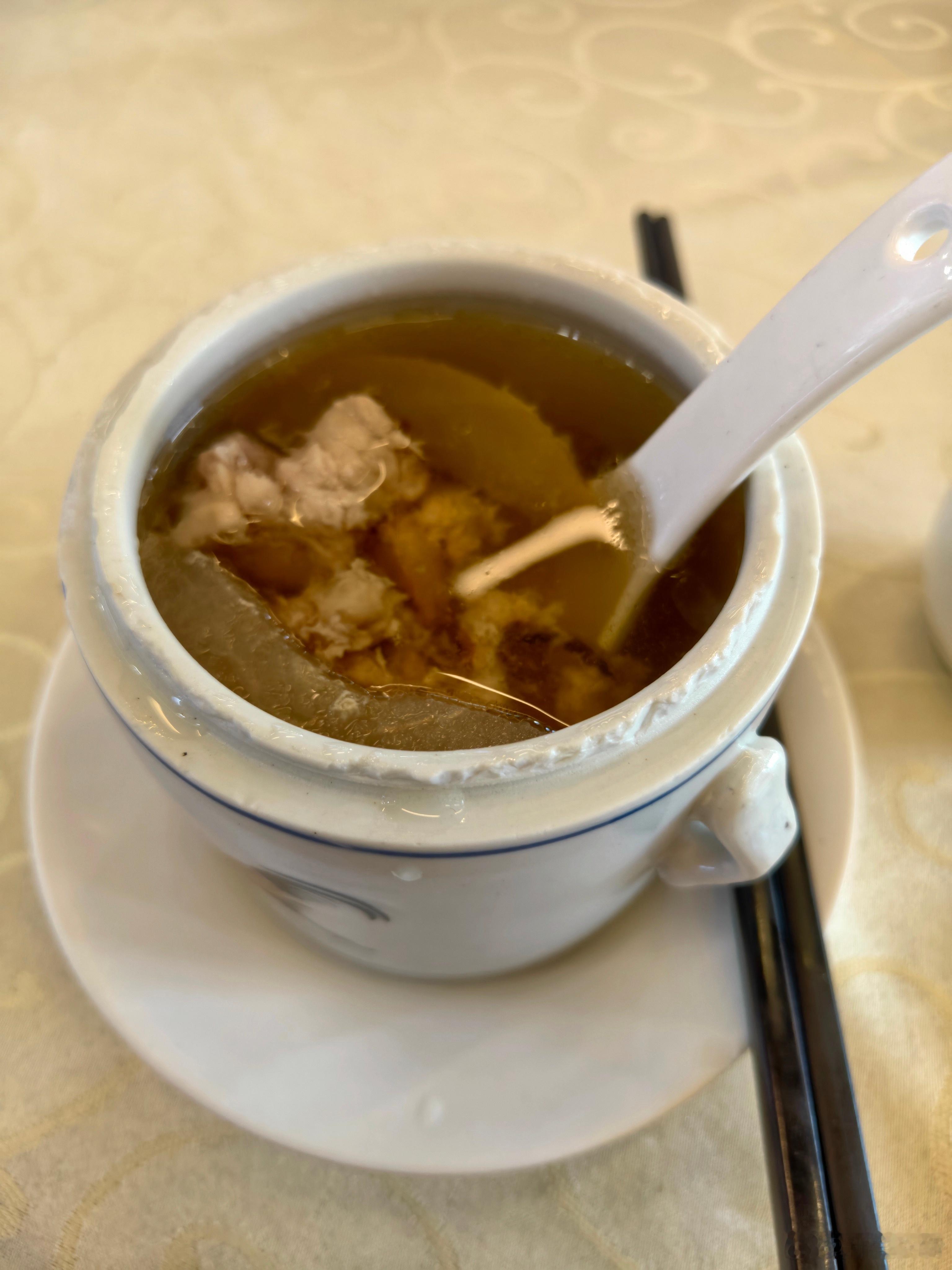 到禾园饮汤，一盅老火汤，不单是汤，是广东人刻在骨子里的生活哲学。股市可以跌，天气