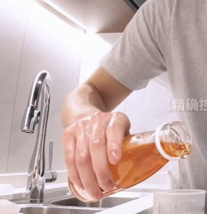 吴磊手机掉床缝里了吴磊发语音微博祝中秋快乐最终还是没逃出磊磊的手掌心 ​​​