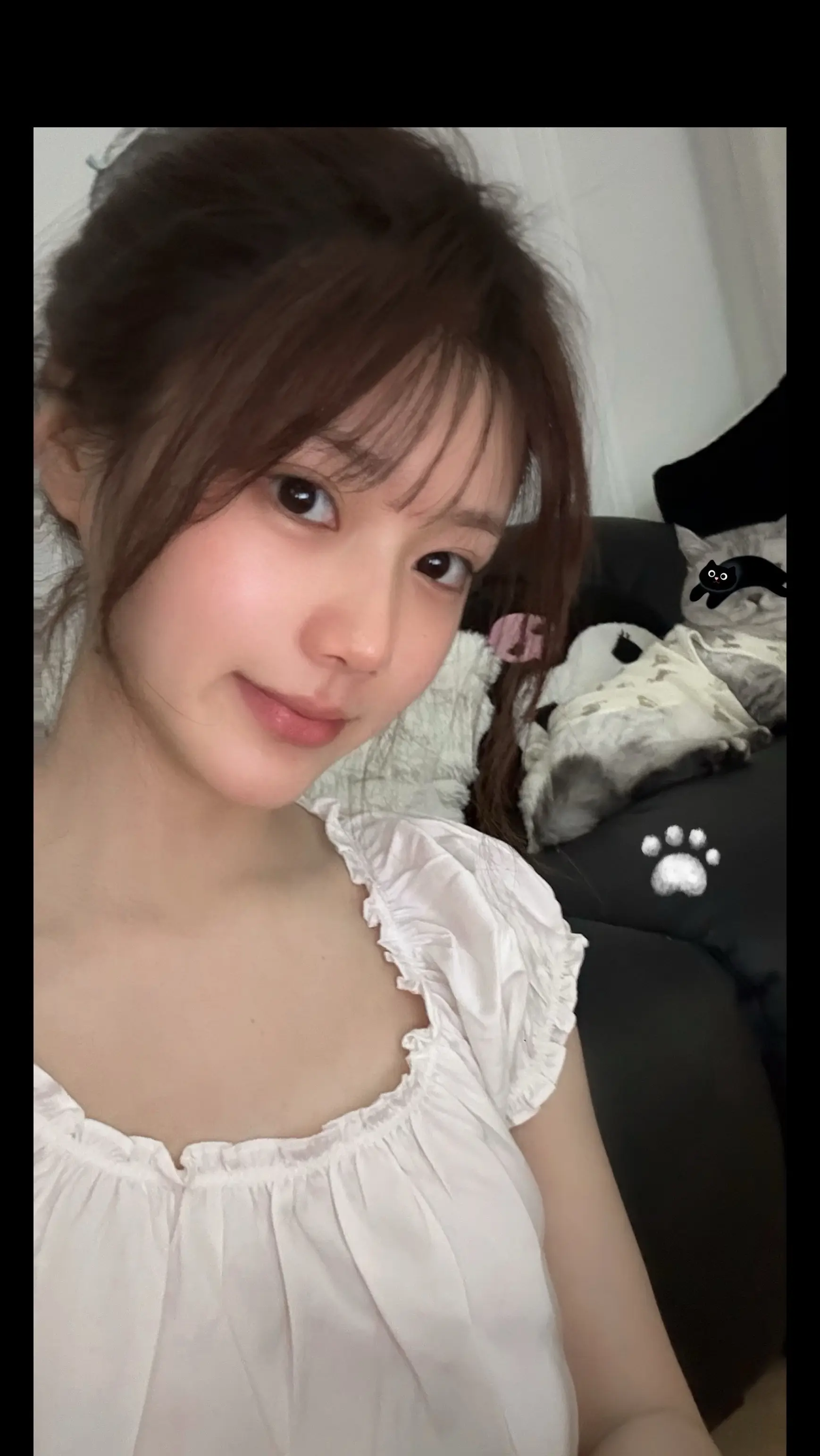 我一直觉得素颜是很性感的东西。 泛红的皮肤 微微肿的眼脸 笑起来的细纹...
