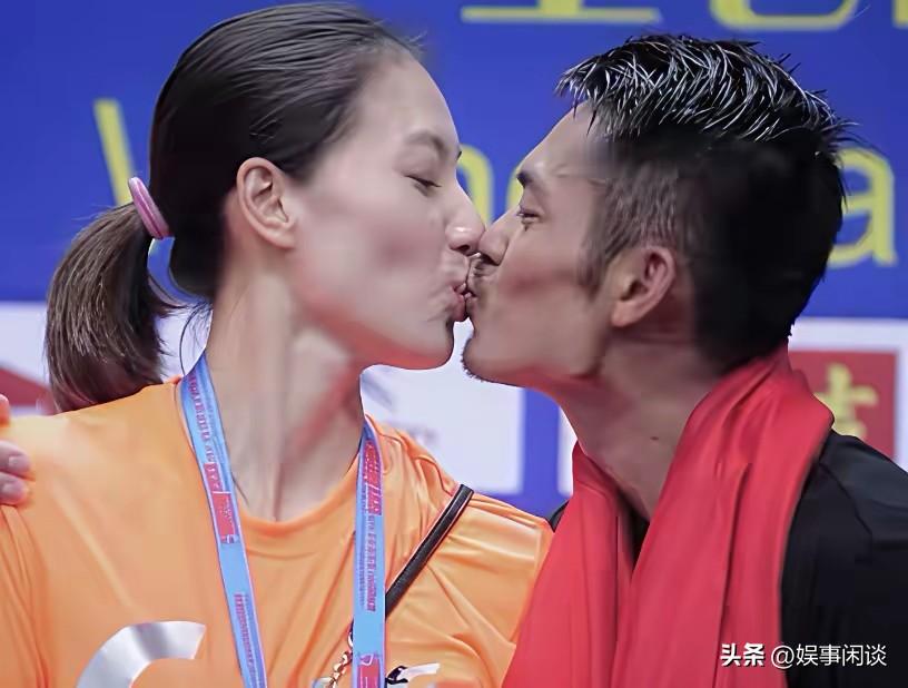 谁还记得这经典名场面！林丹拿下男单世界冠军，赛场之上一战封神。
夺冠那一刻情绪彻