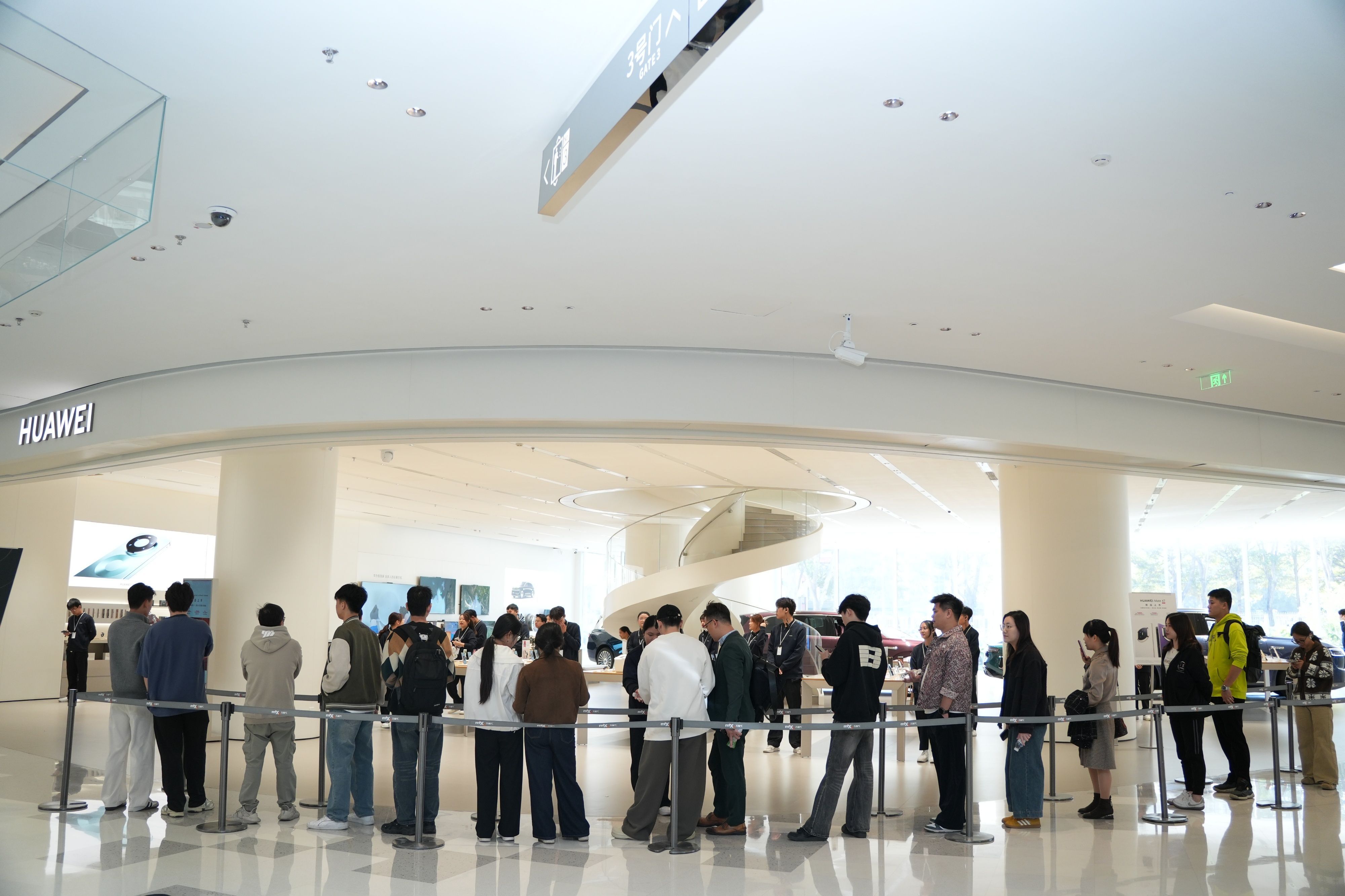 华为Mate 80系列真的是太火了！首销全国华为线下门店早早就大排长龙了。我线上