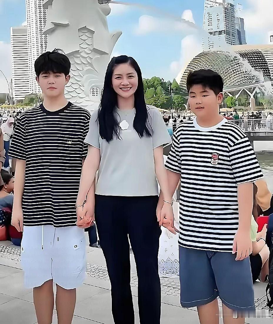 从3个细节证明：胡可把俩儿子养得太好了！
大儿子身高碾压妈妈，
二儿子体格比妈还